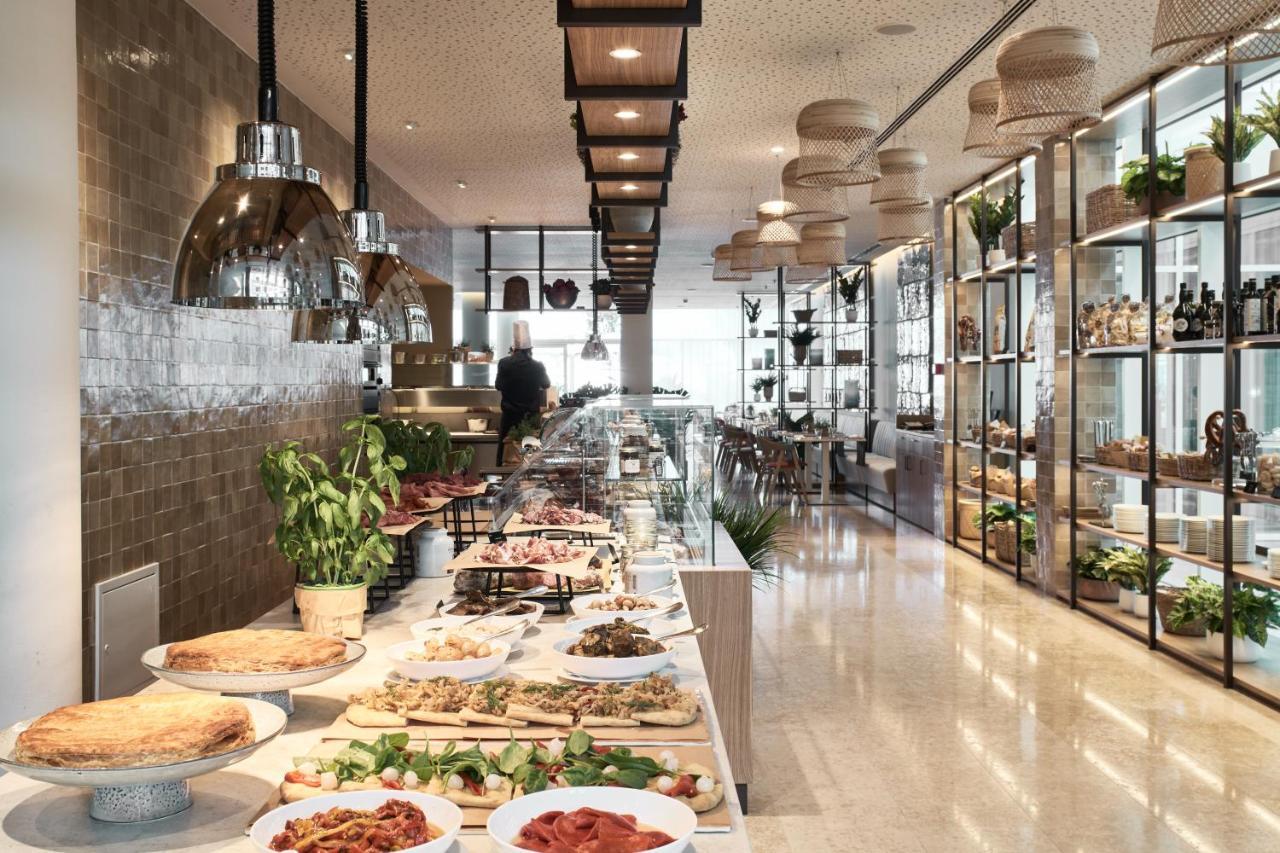 Falkensteiner Hotel & Spa Jesolo Esterno foto The buffet at the hotel