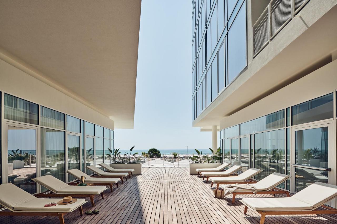 Falkensteiner Hotel & Spa Jesolo Esterno foto The rooftop pool at the hotel