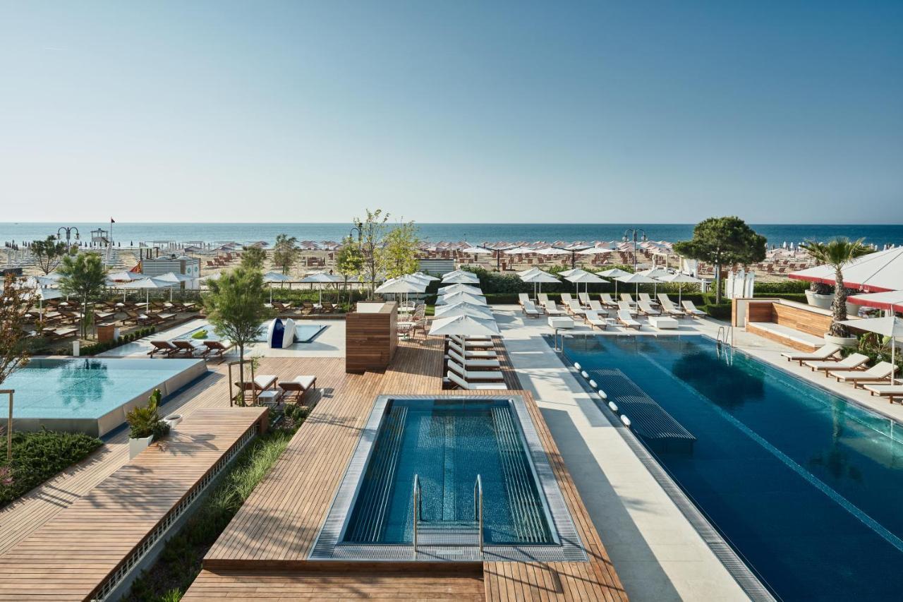 Falkensteiner Hotel & Spa Jesolo Esterno foto The hotel's rooftop pool