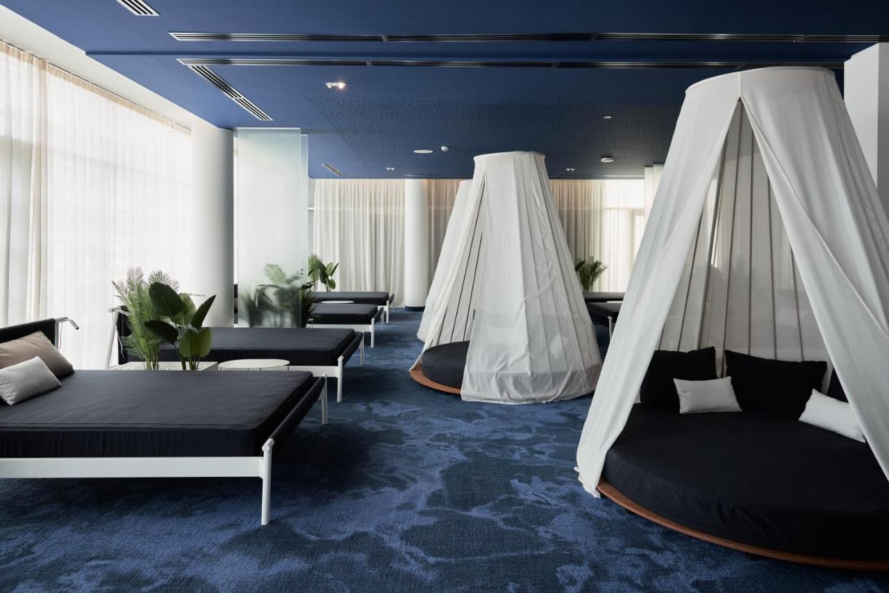 Falkensteiner Hotel & Spa Jesolo Esterno foto The interior of the lounge