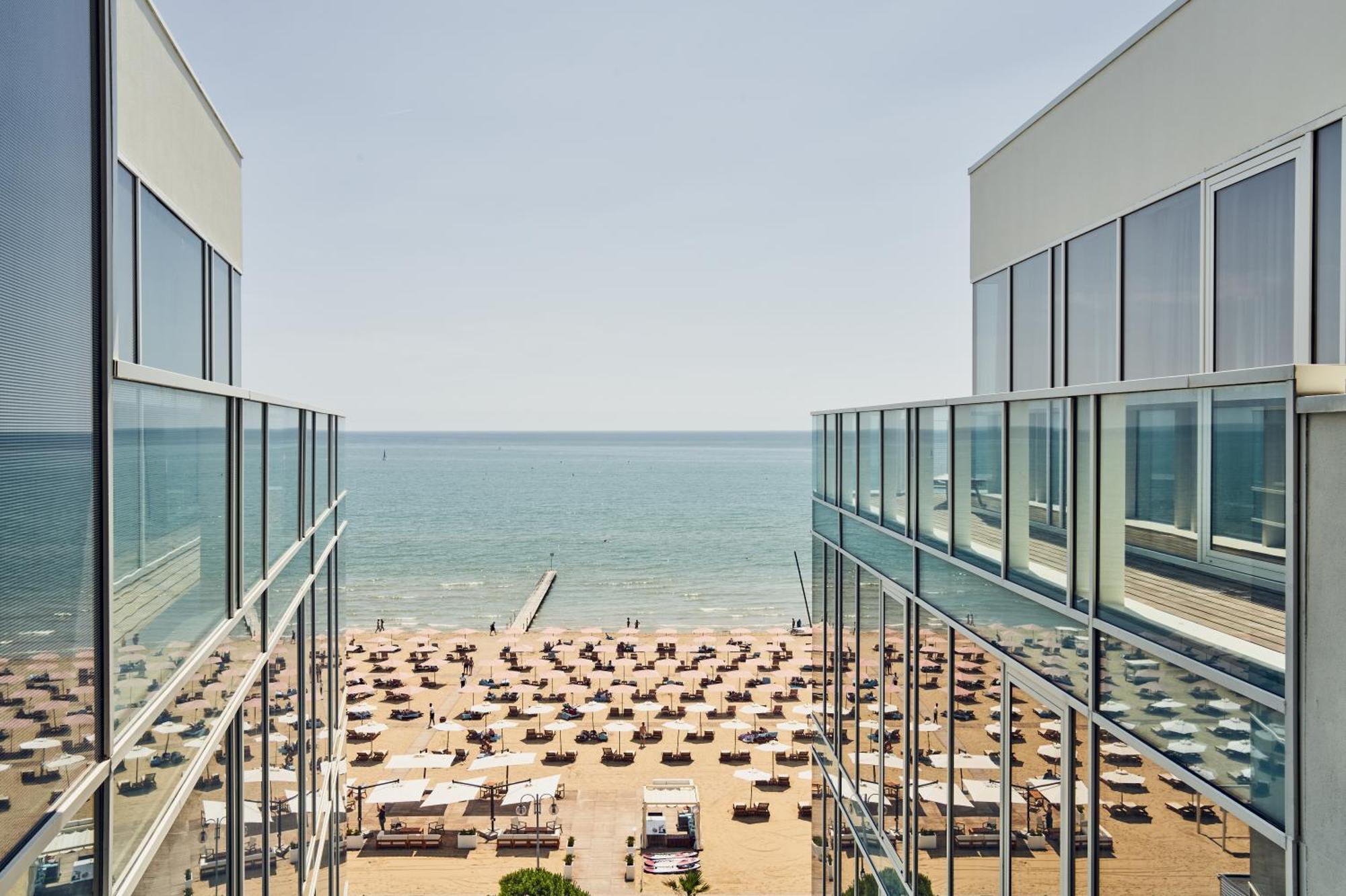 Falkensteiner Hotel & Spa Jesolo Esterno foto The beach at the hotel