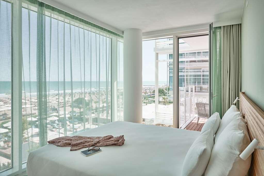 Falkensteiner Hotel & Spa Jesolo Camera foto A bedroom at the hotel