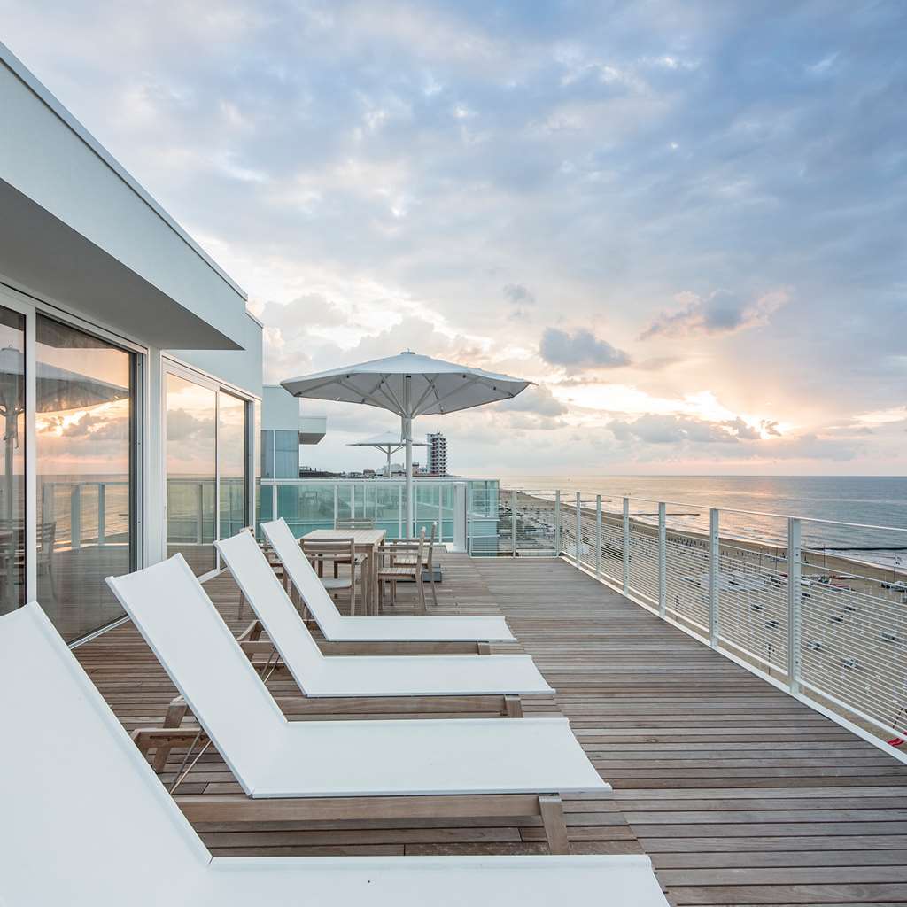 Falkensteiner Hotel & Spa Jesolo Esterno foto The rooftop terrace at the Hotel